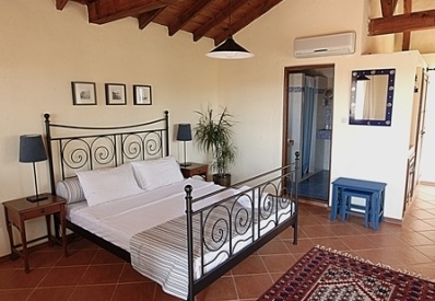 spacious bedroom with large bed (160x200)